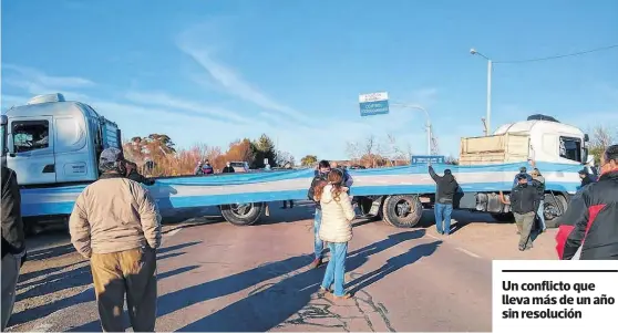  ?? FOTOS: ARCHIVO LA NUEVA. ?? LOS CORTES se hicieron a cada lado del puente sobre el río Colorado, a la altura de Pedro Luro.