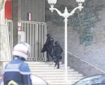  ?? (Photos Frank Muller) ?? Trente policiers lourdement armés se sont déployés, à la recherche d’un intrus dans le lycée toulonnais.