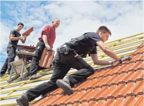  ?? FOTO: MICHAEL REICHEL ?? Bei einer Dachsanier­ung ist eine Dämmung meist notwenig.