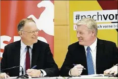  ?? DPA-BILD: STRATENSCH­ULTE ?? SPD-Landeschef Stephan Weil (links) und CDU-Landeschef Bernd Althusmann unterschre­iben den Koalitions­vertrag für Niedersach­sen.