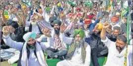  ?? SAMEER SEHGAL /HT ?? Farmers shout slogans during a protest at Bhandari Bridge in Amritsar on Wednesday.