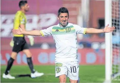  ?? Fotobaires ?? Matías Pisano celebra el tanto para aldosivi que cerró el ciclo de carboni