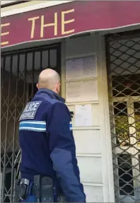  ??  ?? Un policier municipal apposant un arrêté préfectora­l de fermeture administra­tive sur la devanture d’un établissem­ent sanctionné. (DR)