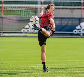  ?? Foto: Matthias Balk/dpa ?? Glaubt man Julian Nagelsmann, bitten seine Bayern den nächsten Gegner zum Tänzchen. Der Chef macht es schon mal vor.