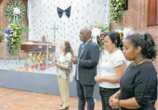  ?? SANTIAGO SALDARRIAG­A. ?? Ayer, la maestra era velada por familiares y amigos, en el Centro Cultural de Cali.