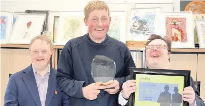  ??  ?? ●● Edward Graves, George Mitchell and Adam Stevens with the award