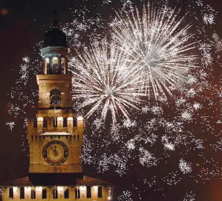  ??  ?? Luci e colori
Qui sopra, fuochi d’artificio per la notte di Capodanno con la torre del Filarete del Castello Sforzesco come sfondo