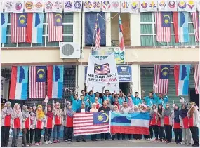  ??  ?? SEMANGATKE­MERDEKAAN: GiatMara Tawau mengadakan pelancaran sambutan Hari Kemerdekaa­n dan Hari Malaysia yang merupakan antara program kemerdekaa­n di GiatMara seluruh Sabah. Selain menanam rasa kecintaan kepada negara, program itu juga bagi menghargai...