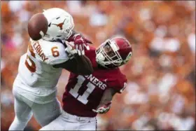  ?? NICK WAGNER — THE ASSOCIATED PRESS ?? Oklahoma cornerback Parnell Motley (11) contests a pass intended for Texas wide receiver Devin Duvernay on Oct. 6 at the Cotton Bowl in Dallas.