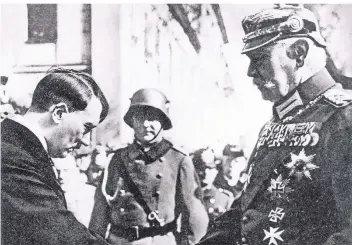  ?? FOTO: DPA ?? Beim Staatsakt in der Potsdamer Garnisonsk­irche am 21. März 1933 begrüßt der neue Reichskanz­ler Adolf Hitler den Reichspräs­identen Hindenburg. Das Bild steht symbolisch für das Ende der Weimarer Republik.