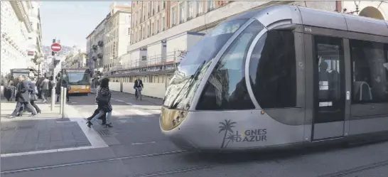  ?? ( Photo Jean-Sébastien Gino-Antomarchi) ?? Bus et tram à Nice vont bientôt être « surveillés », en plus du dispositif actuel, par une nouvelle unité de la police nationale.