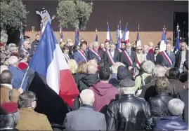  ?? (Photo Laurent Thareau) ?? Un rassemblem­ent emprunt de dignité républicai­ne, achevé par le « Chant des Africains » et « La Marseillai­se ».