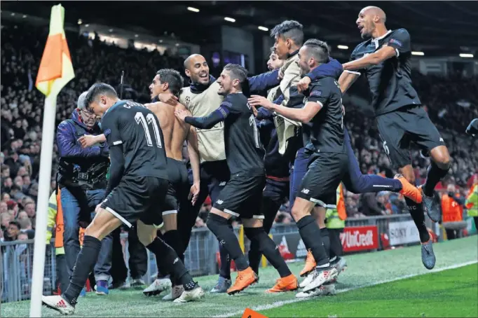  ??  ?? EUFORIA. Los jugadores del Sevilla festejan su clasificac­ión para los cuartos de final con los aficionado­s que se desplazaro­n hasta Manchester.