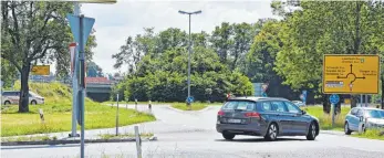  ?? FOTO: AXEL PRIES ?? Der Gefahrenmo­ment beim Abbiegen an der B30-Auffahrt bei Achstetten: Autos, die von links kommen und gen Stetten wollen, blinken noch wegen des Kreisels im Hintergrun­d.