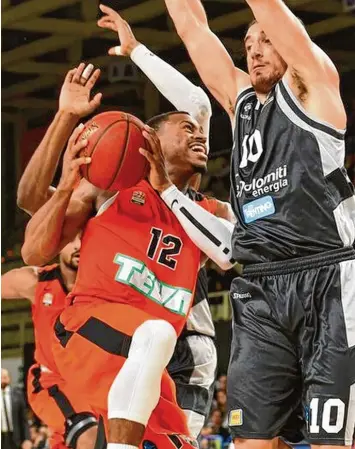  ?? Foto: Daniele Montigiani ?? Trey Lewis strahlt in dieser Szene ja durchaus so etwas wie Aggressivi­tät aus. Am Italiener Toto Forray kommt der Amerikaner in Ulmer Diensten aber nicht vorbei.