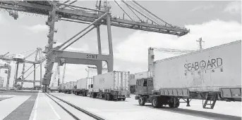  ??  ?? Una foto ilustració­n de la exportació­n de varios productos hacia Ecuador.