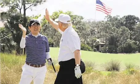 ?? Ve floridském sídle Mar-a-Lago přijal Trump minulý měsíc i japonského premiéra Abeho. Čínský prezident, který kritizuje korupci a okázale vystavovan­é bohatství, však s golfovými trávníky nechce být příliš spojován. FOTO REUTERS ?? Státníci při golfu.