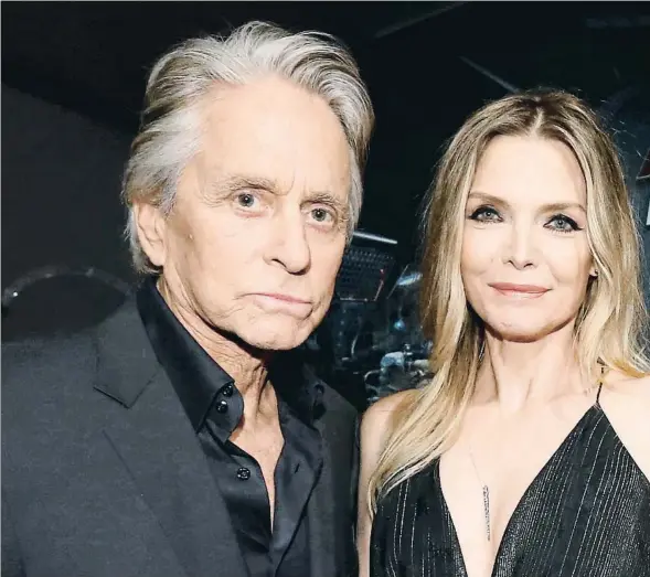  ??  ?? Michael Douglas y Michelle Pfeiffer en un posado durante la promoción de Ant-man y la Avispa, que hoy se estrena en España