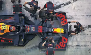  ??  ?? Alex Albon realiza un ensayo de 'pit stop' con el Red Bull durante el GP de Abu Dhabi 2020.