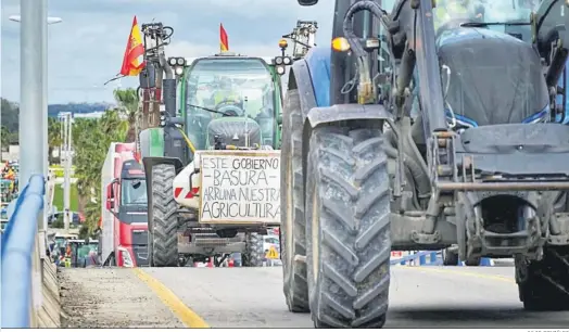  ?? JULIO GONZÁLEZ ?? Un momento de la tractorada a su paso por el nudo de Tres Caminos.