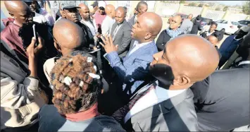  ?? PICTURE: BONGANI SHILUBANE/AFRICAN NEWS AGENCY (ANA) ?? A group of residents confront mayor Solly Msimanga outside the Arts and Craft Centre in Ga-Rankuwa to complain about the lack of service delivery in their area.