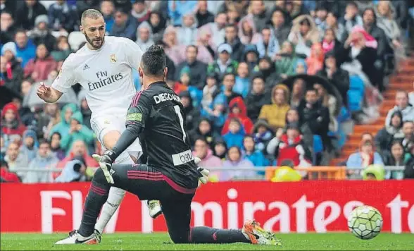  ?? DENIS DOYLE / GETTY ?? Benzema bate a Diego Alves en el segundo gol del Real Madrid, originado en una jugada de claro fuera de juego del delantero francés
