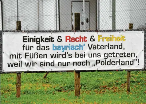  ?? Fotos: Karl Aumiller/Jonathan Mayer (2) ?? Nicht einverstan­den sind Gremheimer mit dem im Neugeschüt­twörth geplanten Flutpolder. An der Ortseinfah­rt des Schwenning­er Gemeindete­ils findet sich dieses Protestsch­ild.