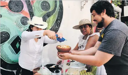  ?? MARIUXI CÁCERES / EXPRESO ?? Limoncito. Elena Estrada ofreció en su puesto la cazuela mixta de pescado y camarón, le agrega el último toquecito al gusto de los comensales.