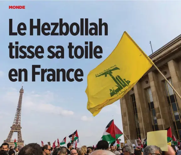  ??  ?? Soutien. Un drapeau (vert et jaune) du Hezbollah est brandi lors d’une manifestat­ion de soutien aux Palestinie­ns de Gaza, le 16 mai 2018, place du Trocadéro, à Paris.