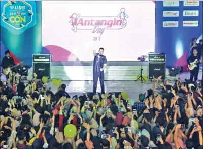  ??  ?? Breakthrou­gh. ner, HILMI/ZETIZEN PECAH: Penampilan Tulus berhasil membius ribuan penonton dalam Antangin Day di SSCC Supermal Pakuwon Indah, Surabaya, kemarin.
