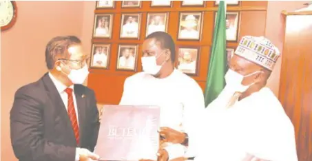  ??  ?? From L-R Cui Jianchun, Chinese ambassador to Nigeria, receiving a gift from Femi Adesina , special adviser to the president on media and publicity, supported by Garba Shehu, senior special assistant to the president on media and publicity, during the visit of the ambassador to Presidenti­al Villa on Friday in Abuja recently .