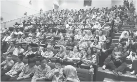  ??  ?? The audience listening attentivel­y to Dr Teh.