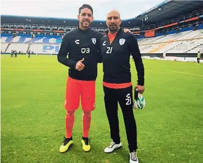  ?? TWIITER OFICIAL DEL PACHUCA ?? El portero costarrice­nse Leonel Moreira estuvo en su primera práctica con el Pachuca de México y compartió con su nuevo compañero, el experiment­ado Óscar Conejo Pérez.