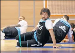  ??  ?? A PUNTO. Sergio Llull, preparado para su duelo con Spanoulis.