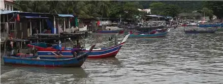  ?? (Foto Danial Saad/bh) ?? Kebanyakan etnik Rohingya menjadi nelayan di Gertak Sanggul, Teluk Kumbar.