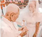  ?? / TAMPO NGA HULAGWAY GIKAN NI ALZON REY RUELO ?? ■ ADUNAY FOREVER: Naghawkana­y sa ilang mga ngabil atubangan sa altar, ang bag-ong kinasal nga sila si Alfonso Flores ug Elena Besabella-Flores human sa seremonyas sa ilang kasal niadtong Nobiyembre 5 sa Santo Niño Parish sa Paknaan, dakbayan sa Mandaue. Halos katunga ang gintang sa edad ni Lolo Al ni Lola Elen, apan wa kini makapugong sa ilang gugma sa usag-usa.