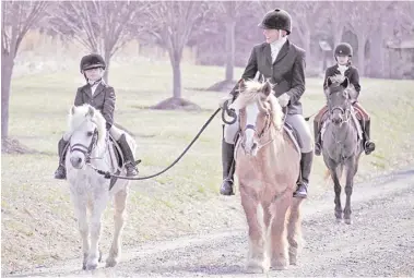  ?? BY MICHELLE O'HANLON ARNOLD ?? Susannah McNear leads daughter Sophie Barnes, Sophie Bell rides behind at this weekend's ODH Youth meet.