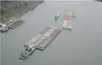  ?? ?? Barcazas surcando el río Paraguay, para luego ir por el Paraná hasta puertos de ultramar.