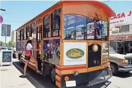  ??  ?? TURISTAS APROVECHAN los paseos temáticos en trolebús