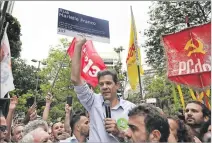  ?? MARCELO SAYAO / EFE ?? Campaña. Haddad se reunió ayer con simpatizan­tes en Río de Janeiro.