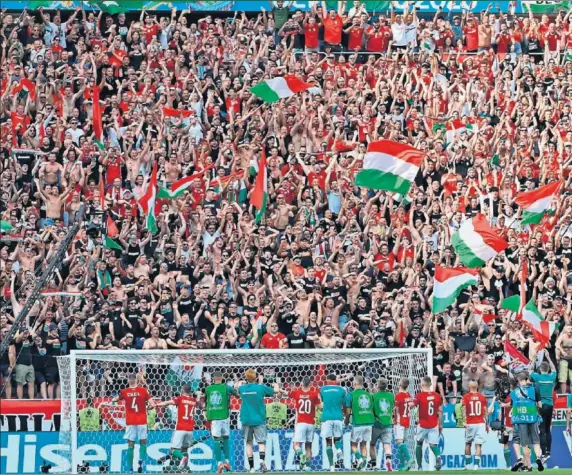  ??  ?? Los jugadores de la selección húngara celebran el empate ante Francia con sus aficionado­s.