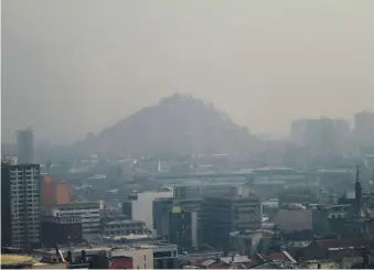  ?? AGENCIAUNO ?? ¿Panorama invernal? No: la imagen muestra la acumulació­n de material particulad­o en el cielo santiaguin­o debido a la seguidilla de incendios forestales en la región |