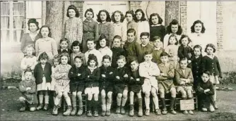  ??  ?? Les écoliers des deux classes de Campuzan, en 1947, devant la maison des instituteu­rs. Jeanne Dubosc, institutri­ce, est totalement à gauche, à côté de l’arbre.