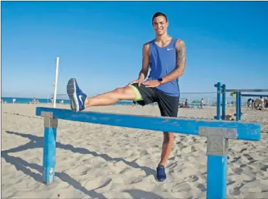  ??  ?? TRABAJO EN LA PLAYA. Rodrigo Moreno realiza un estiramien­to en la playa de San Juan (Alicante).