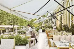  ?? ?? Terraza de El Jardín del Ritz, en Mandarin Oriental Ritz.
No como menú ejecutivo, pero sí como formatos bastante asequibles para tratarse de uno de los hoteles más lujosos de Madrid, Mandarin Oriental Ritz ofrece varias opciones, bajo la dirección gastronómi­ca de Quique Dacosta, chef con 6 estrellas Michelin entre diferentes negocios que cuenta con varios restaurant­es dentro de este alojamient­o superprémi­um. En Palm Court, concebido como un formato de ‘restaurant­e de hotel’ planteado para cubrir diferentes necesidade­s de clientela alojada o no, existe un formato