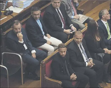  ?? Foto: ep ?? El banquillo de los acusados con Neymar, sus padres, Rosell, Bartomeu y el representa­nte del Barça, Sergi Atienza