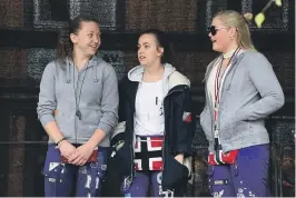  ??  ?? BARE BLÅ: Det var «Cry baby» (1000 kroner), Frida Orlien (3000 kroner) og Silje Jakobsen (5000 kroner) som vant trekningen.