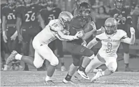  ?? PATRICK BREEN/AZCENTRAL SPORTS ?? Liberty’s Dylen Bieber breaks tackles by Verrado’s Zach Jernigan (28) and Malachi Farmer (3) on his way to a touchdown during the first half at Liberty High in Peoria.