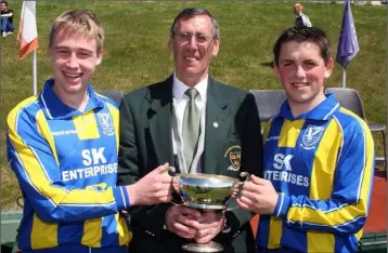  ??  ?? St. Joseph’s duo, Vinny Roche (captain) and Keith Kavanagh (man of the match), with Mick Larkin of the Wexford and District League after the 2005 Youth Cup final.