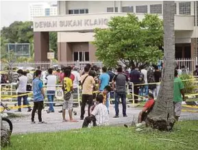  ?? (Foto Faiz Anuar/bh) ?? Keadaan di CAC Dewan Taman Sri Andalas, Klang tidak lagi sesak seperti dilaporkan kelmarin ketika tinjauan, semalam.